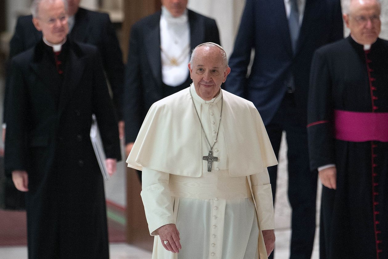 Papa Francesco sostiene le unioni civili per le coppie gay, rivoluzione per il Vaticano