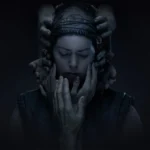 Orango ferito visto mentre usa una pianta come medicina